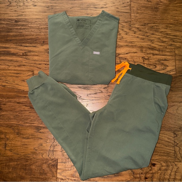 FIGS Scrub Set - Picture 2 of 4